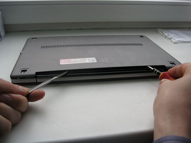 Ультрабук Lenovo U310 приподнимаем нижнюю крышку