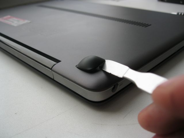 Ультрабук Lenovo U310 снимаем резиновые ножки