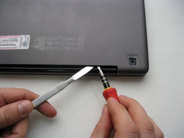 Ультрабук Lenovo U310 расширяем отверстие и вставляем отвертку